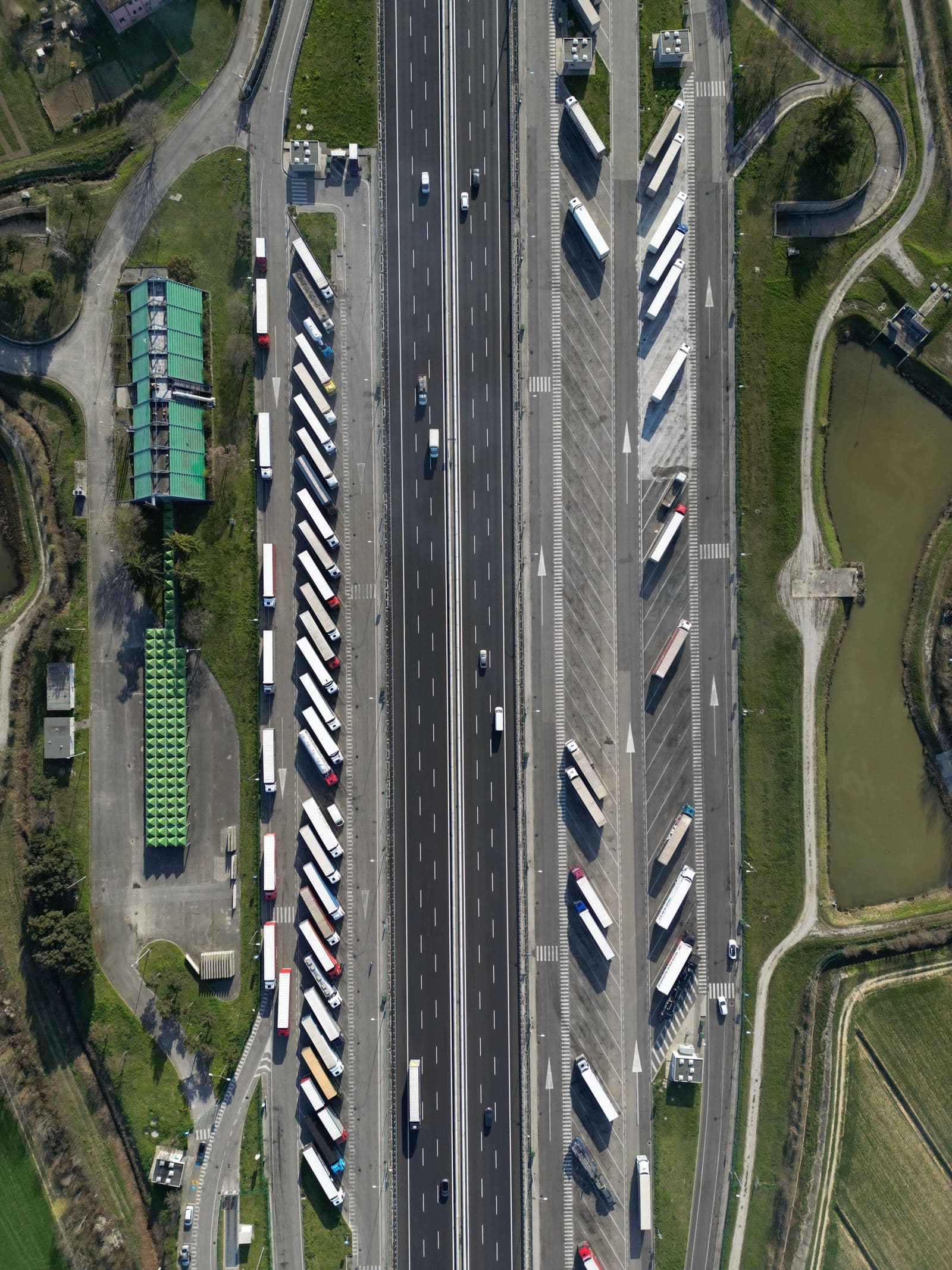 Varios camiones de flota en una autopista